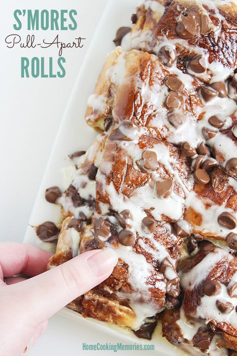 Love s'mores? This baked Smores Pull-Apart Rolls recipe combines chocolate and plenty of marshmallows with fluffy King's Hawaiian Rolls!  Ooey, gooey goodness! AD #HostWithKH Marshmallow Flavors, Pull Apart Rolls Recipe, King Hawaiian Rolls, Hawaiian Roll, Pillsbury Recipes, Hawaiian Sweet Rolls, Love S, Hawaiian Rolls, Hawaiian Food