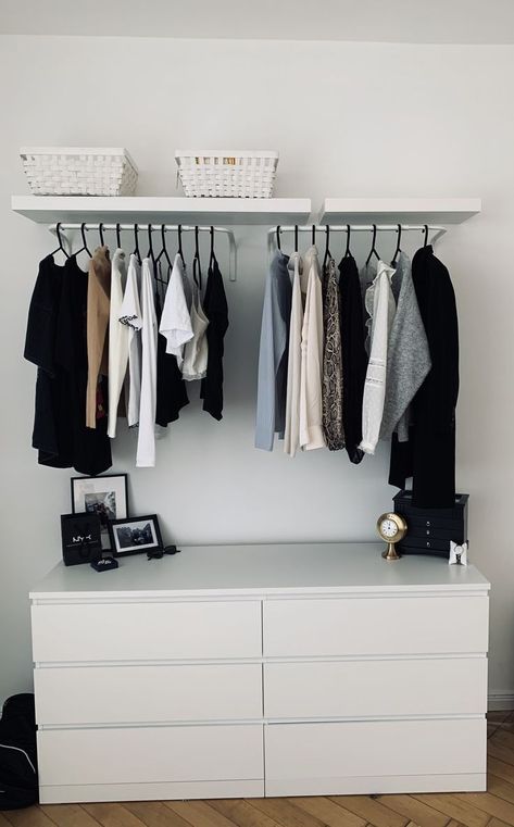 Studio Apartment Clothes Storage, Minimalistic Bedroom Ideas For Small Rooms, Closet Floor Storage Ideas, Dressing Room Design Small Space, Koti Diy, Wardrobe Room, Mens Bedroom, Bedroom Deco, Room Closet