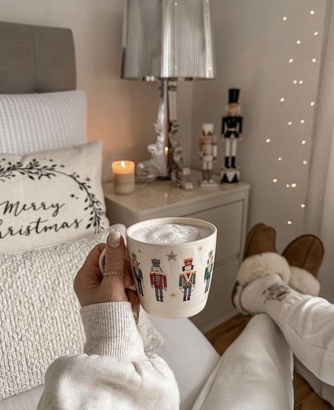 Christmas Dreaming, Cosy Christmas, Christmas Room Decor, Christmas Feeling, Christmas Living Rooms, Christmas Bedroom, Christmas Inspo, Christmas Room, Christmas Mood