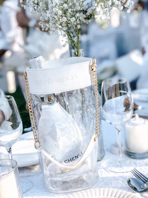 Diner En Blanc Centerpiece Ideas, Dinner En Blanc Table Decor Elegant, Diner En Blanc Table Decorations, Dinner En Blanc Table Decor, Diner En Blanc Food Ideas, Diner En Blanc Table Ideas, White Dinner Table, Dinner Under The Stars, White Picnic