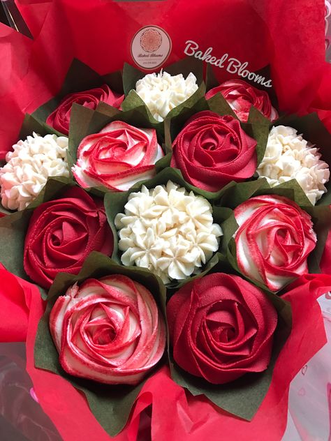 Red and White Valentine's bouquet www.bakedblooms.com Cupcakes White, Cupcake Flower Bouquets, Ideas Cupcakes, Red Cupcakes, Cupcake Decorating Tips, Valentine Bouquet, Valentine Day Cupcakes, Cupcakes Decorados, Floral Cupcakes