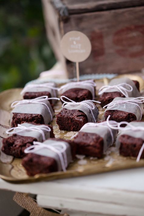 Embrulhe brownies em papel manteiga e separe para as visitas Mason Jar Cupcakes, Brownie Packaging, Wedding Brownies, Buffet Dessert, Mini Brownies, Dessert Packaging, Brownie Bites, Brownie Bar, Sweet Table