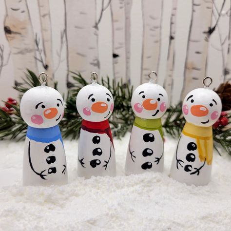 Christmas Peg Dolls Ideas, Peg People Ideas, Peg Doll Christmas, Christmas Peg Dolls, Wood Peg Dolls Christmas, Polar Bear Peg Doll, Christmas Tree Peg Doll, Winter Peg Dolls, Penguin Peg Doll