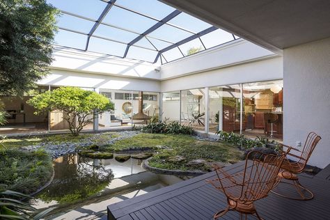 Japanese-inspired ’60s home with koi pond asks $895K - Curbed Koi Fish Pond Inside House, Indoor Koi Pond Living Rooms, Fish Pond Design, Pond Design Ideas, Japanese Inspired Home, Indoor Pond, Koi Pond Design, Traditional Japanese Home, Indoor Courtyard