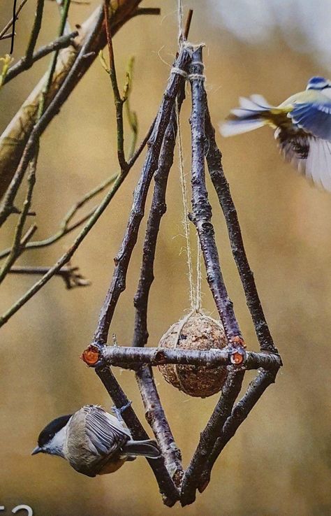 Bird Feeder Craft, Bird Houses Ideas Diy, Homemade Bird Feeders, Diy Bird Feeder, Deco Nature, Diy Birds, Garden Art Sculptures Diy, Garden Art Projects, Garden Art Sculptures