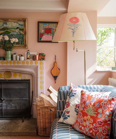 How to recreate an English cottage style: 6 cozy design ideas | English Cottage Style, Living Room With Fireplace, Living Room Inspo, Eclectic Home, Small Living Room, House Inspo, Cozy House, Home Interior, House Colors