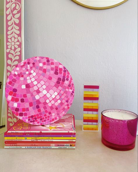 Pink Disco Ball Painting, Disco Artwork, Disco Crafts, Disco Ball Painting, Pink Disco Ball, Ball Painting, Diy Projects To Make And Sell, Painted Bookshelves, Pink Disco