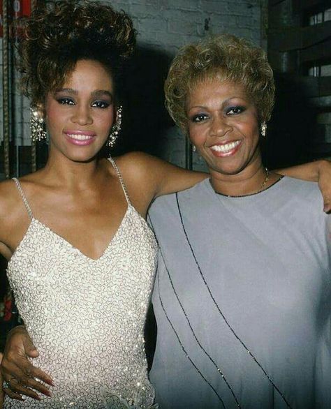 The Voices... Whitney and her Mom Cissy Houston Cissy Houston, Whitney Houston Pictures, Skirt Diy, Gospel Singer, Celebrity Families, Whitney Houston, African American Women, Female Singers, Black Is Beautiful