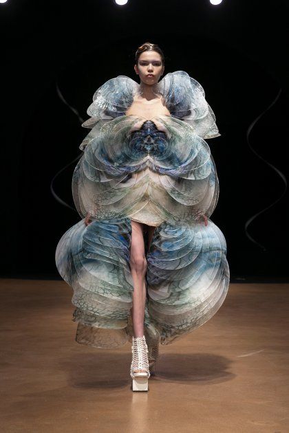 Iris Van Herpen 2020, Iris Van Harper, Sea Pollution, Iris Van Herpen Couture, Robert Cavalli, Bizarre Fashion, Dutch Fashion, Haute Couture Paris, Iris Van Herpen