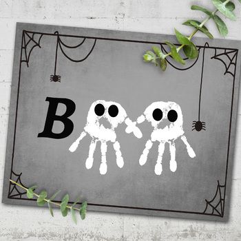 Halloween Baby Crafts Hand Prints, Halloween Art Toddlers Easy, Halloween Paint Ideas For Kids, Ghost Footprint Art, Diy Toddler Halloween Crafts, Boo Handprint Craft, Baby Fall Paintings Ideas, Bat Handprint Art, Halloween Hand Print Art