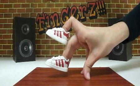 Dancing fingers Finger Dance, Funny Fingers, Miniature Shoes, Yoga Nutrition, Dance Women, Instruções Origami, Music Express, Best Cleaning Products, People Dancing