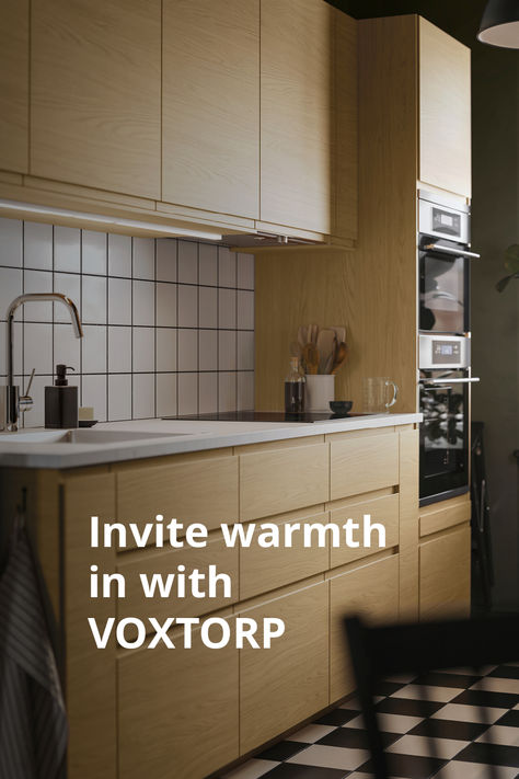 When you’re cooking your favourite dish, having all your utensils handy is a real time saver. The integrated handles of the VOXTORP kitchen and drawer fronts make it easy to open and close quickly, over and over again. Voxtorp Kitchen, Contemporary Beach House, Ikea Store, Sleek Kitchen, Integrated Handles, Studio Kitchen, Kitchen Splashback, Kitchen Mixer Taps, Kitchen Benches