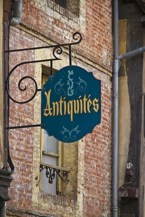 Vintage Store Signs, Vintage Auto's, French Signs, Storefront Signs, Shop Signage, Antique Signs, Boutique Interior, Old Signs, Beach Signs