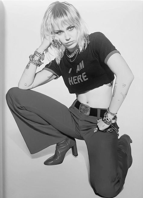 Punk Mom, Punk Photoshoot, Belle Starr, Miley Cyrus Photoshoot, Miley Cyrus Style, Gamine Style, Vintage Band Tees, Rocker Style, Super Star