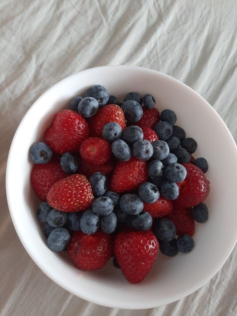 Blue Berries Aesthetic, Berries Aesthetic, Berries Salad, Berry Aesthetic, Bowl Of Berries, Food Carving, Healthy Food Motivation, Hair Food, Snack Plate