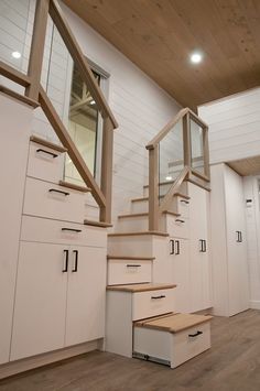 Tiny House Stairs Ideas, سلالم حلزونية, Houses Decor, Houses Minecraft, Tiny House Stairs, Tiny House Storage, Diy Tiny House, House Staircase, Small Tiny House