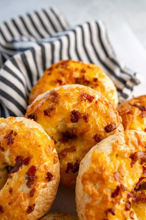 The best of all savory bagels, this cheddar bacon everything bagel is all the breakfast you’ll need in one soft round. This homemade bagel recipe puts the everything bagel seasoning INSIDE the dough and garnishes the top with copious amounts of cheddar cheese and crunchy bacon bits. | cheddar bacon bagels |  everything bagel recipe ideas | cheddar bagel recipes | how to make bagels homemade easy | best homemade bagel recipe | savory bagel recipe | bagel flavor ideas | bagel flavors unique Savory Bagel Recipe, Flavored Bagel Recipe, Unique Bagel Flavors, Bagel Flavor Ideas, Bagel Recipe Ideas, Bagel Toppings Ideas, Cheddar Bagel Recipe, Bagels Recipe Homemade, Everything Bagel Recipe