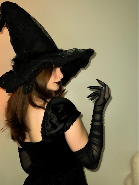 Witch Costume Black Women, Aesthetic Witch Costume Halloween, Baddie Witch Costume, Witch Costume Corset, Witchy Black Halloween Costumes, Witch Costumes Aesthetic, Wicked Witch Of The West Costume, Witch Costume Aesthetic, Black Witchy Costume For Cosplay