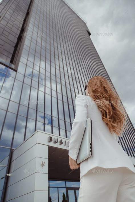 City Business Woman Aesthetic, Working In The City Aesthetic, Women Business Aesthetic, Big City Photoshoot, Office Poses Women, Business Woman Pose, New York Business Woman Aesthetic, Business Shoot Women, Women Business Photoshoot