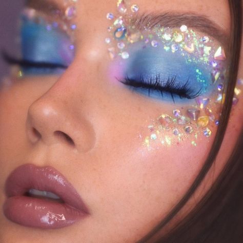 Crazy Festival Makeup, Glitter Freckles Makeup, Fantasy Makeup Ideas Creative, Blue Festival Makeup, Ice Makeup, Little Mermaid Makeup, Maquillage Yeux Cut Crease, Halloweenský Makeup, Freckles Makeup