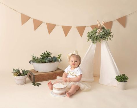 Cake smash photography session tips.boho bohemian neutral rustic simple cake smash | canton ga Backdrop First Birthday, Twin Cake Smash, Ruangan Studio, Cake Smash Photo Shoot, Succulent Cake, Baby Backdrop, Foto Newborn, Baby Cake Smash, Smash Cake Boy