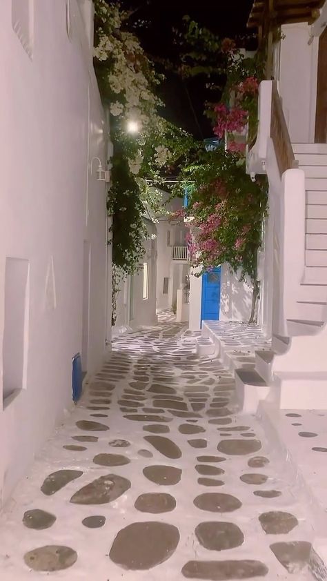 Greece whispers 🇬🇷💙🧿 (@greece_whispers) • Instagram photos and videos Greece October, Street Alley, Greek Heritage, Happy Motivation, Motivation Positive, Greece Travel, Mykonos, Good Night, Greece