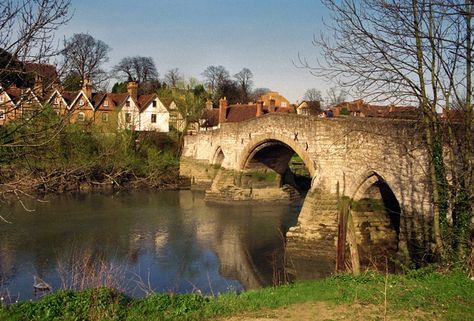 Aylesford, Kent. | Crossing the River Medway, Aylesford's old bridge dates from the 14th Century. Aylesford Kent, History Of England, Irish Countryside, Medieval Architecture, Living In England, Kent England, English Village, British Countryside, Old Bridge