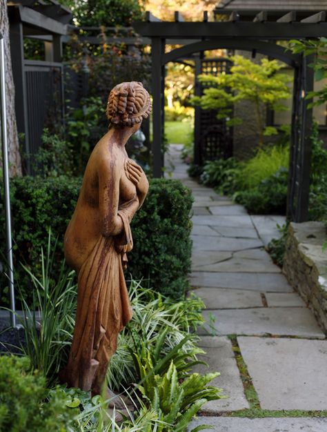 Urban Gardening Ideas, French Garden Design, Home Garden Ideas, Small City Garden, Sitting Areas, Garden Nook, Outdoor Garden Statues, Yard Sculptures, Corner Garden