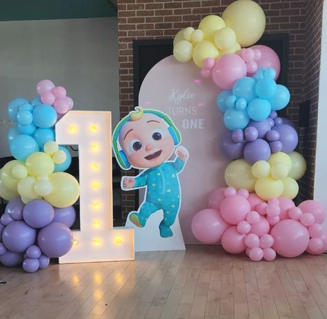 Birthday balloon set up Cocomelon Birthday Balloons, Cocomelon Party Backdrop Ideas, Coco Melon Theme Birthday Decoration, Cocomelon Balloon Centerpiece, Cocomelon Theme Birthday Party Decorations, Coco Melon Party Decorations, Simple Cocomelon Decoration, First Birthday Cocomelon Theme, Coco Melon Backdrop