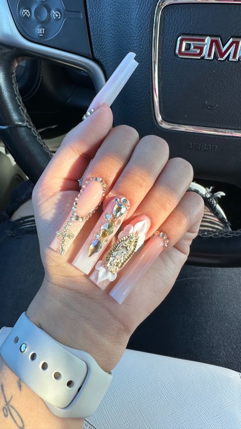 White Nails Mexican, Long Acrylic Nails Square Ideas Design, Virgencita Nails Red, Short Virgencita Nails, Virgencita Nails Short, Pink Virgin Mary Nails, Virgin Mary Charm Nails, Nails Chicana, Acrylic Nails With Virgin Mary