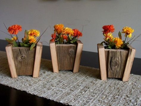 14 Summer-inspired Flower Pots Wood Flower Pots, Wooden Plant Pots, Wooden Vases, Wood Pots, Flower Pot Design, Barn Wood Projects, Barn Wood Crafts, Into The Wood, Hanging Plants Indoor