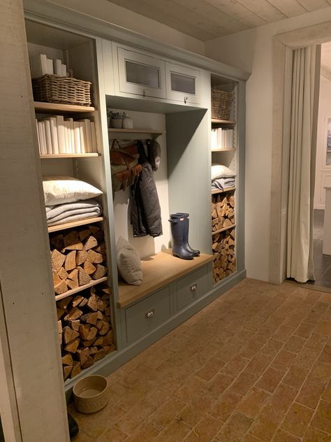 Cabin Utility Room, Old Stables Renovation, British Mudroom, Cottage Boot Room, Narrow Boot Room, Boot Room Decor, Country House Hallway, Contemporary Cottage Interiors, Coat Room