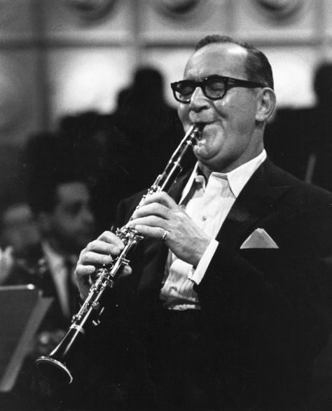 Benny Goodman----UN BLANCO DESEMBARCO CON EL CLARINETE Y SU ORQUESTA EN LA SEGUNDA GUERRA MUNDIAL Y OFRECIO POR PRMERA VEZ UN JAZZ NO NEGRO...NO MARGINAL,,,, Jazz Portraits, Benny Goodman, Diana Krall, Herbie Hancock, Figurative Abstract, Band Music, Jazz Musicians, Miles Davis, All That Jazz