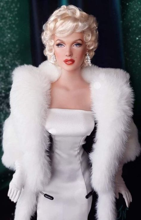 Celebrity Barbie, Celebrity Barbie Dolls, Marilyn Monroe Photography, Barbie Pictures, Barbie Dress Fashion, Barbie Gowns, Barbie Patterns, Glamour Makeup, Fashion Royalty Dolls