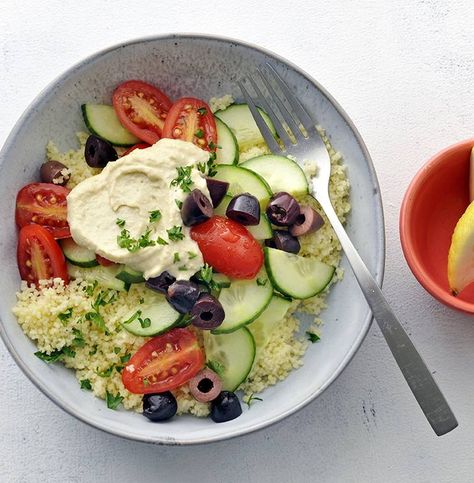 Lunch To Take To Work, Salad Hummus, Couscous Bowl, Fast Healthy Dinner, Hummus Bowl, Roasted Garlic Hummus, Strawberry Breakfast, Pork Salad, Best Chili Recipe