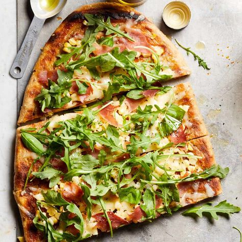 For the perfect summer dinner, make this grilled prosciutto and arugula pizza recipe, which also features fresh corn. Pizza With Corn, Arugula Pizza Recipes, Summer Mediterranean, Arugula Pizza, Prosciutto Pizza, Mediterranean Recipes Healthy, Arugula Recipes, Healthy Pizza Recipes, Mediterranean Diet Recipes Dinners