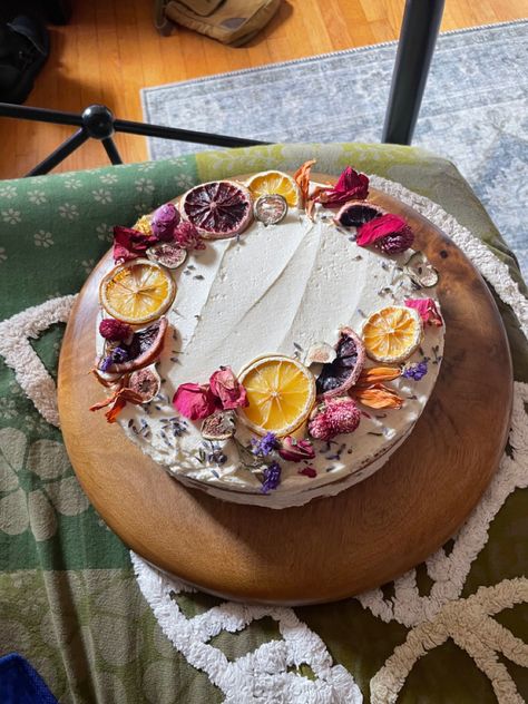 Rustic Cake Decor, Wild Flower Wedding Cake Simple, Fall Pressed Flower Cake, White Cake With Wildflowers, Naked Cake With Flowers, Single Tier Wedding Cake Dried Flowers, Pressed Edible Flower Wedding Cake, Single Tier Wedding Cake, Faerie Wedding