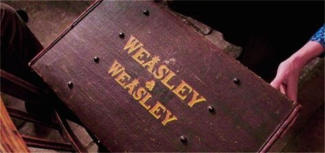 Weasley twins briefcase Harry Potter Icons Aesthetic, Hogwarts Life, Weasley Aesthetic, Stile Harry Potter, About Harry Potter, Gryffindor Aesthetic, Harry Potter Wall, Hogwarts Dr, Buku Harry Potter