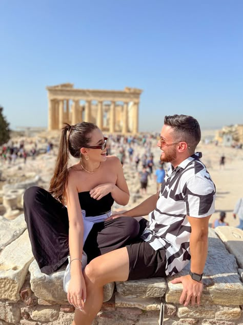 Athens Couple Photos, Athens Picture Ideas, Acropolis Greece Outfit, Athens Outfit Ideas, Athens Photo Ideas, Athens Vacation, Summer Europe Outfits, Egypt Outfits, Acropolis Greece