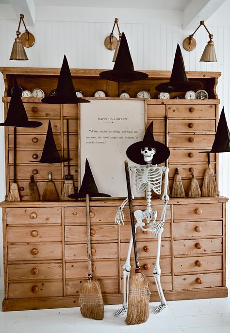 Spooky Witch Antique Corner - Liz Marie Blog Cozy White Cottage, Witches Hats, Halloween Decor Diy, Liz Marie, Cottage Core Decor, Liz Marie Blog, Halloween Mantel, Fall Entryway, Neutral Fall Decor