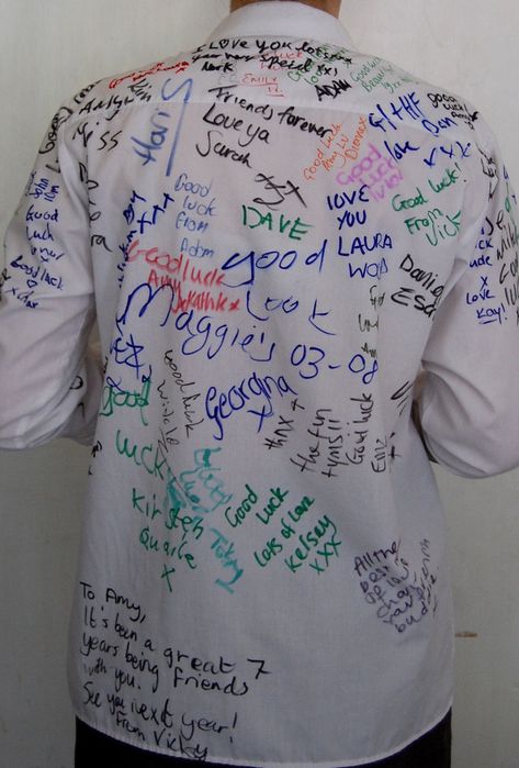 Signing everyone's shirt on the last day of school: 33 Things You Haven't Thought About Since Elementary School, But Will Instantly Remember Signing Ideas, Senior Year Things, School Life Memories, Senior Year Fun, School Shirt Designs, The Last Day Of School, Leaving School, Memory Shirts, Cap Designs