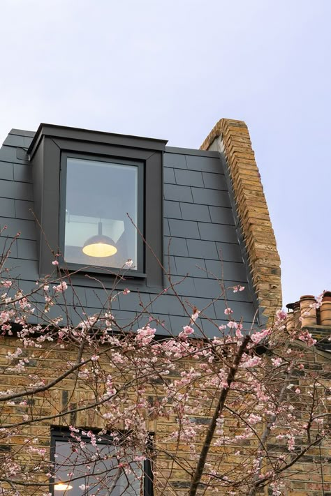 Slate mansard roof extension and black (anthra) zinc dormer window. Location: Wandsworth, South London Architecture: Rider Stirland Architects Photograph by Adam Scott Zinc Dormer, Space Construction, Dormer Roof, Dormer Window, Roof Cladding, Zinc Roof, Window Architecture, Victorian Terrace House, Mansard Roof