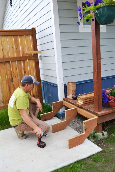 Ooooh.  So THAT'S how I build stairs! Diy Stairs Outdoor, Stairs Diy, Stairs Stringer, Patio Steps, Deck Steps, Building Stairs, Landscaping Flowers, Outdoor Steps, Deck Stairs