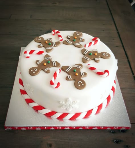 Gingerbread Christmas Cake Decoration, Gingerbread Man Cake Ideas, Gingerbread Man Birthday Cake, Gingerbread Decorated Cake, Gingerbread Man Cake, Xmas Cakes, Christmas Bakes, Cakes Easy, Christmas Cakes Easy