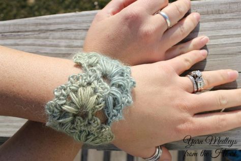 Spring Fan Wrist Cuff free crochet pattern - Cre8tion Crochet Friendship Flowers, Crochet Bracelets, Crochet Wrist Warmers, Crocheted Jewelry, Blossom Bracelet, Carpet Weaving, Crochet Jewelry Patterns, Crochet Blog, Crochet Bracelet