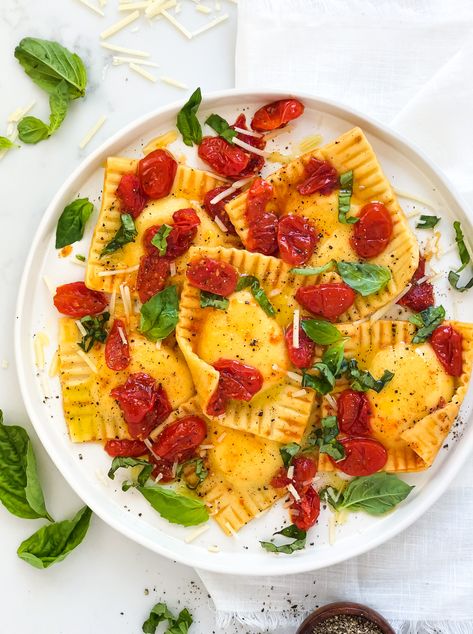 Cheese stuffed ravioli tossed in an easy, fresh, homemade cherry tomato pasta sauce and topped with fresh basil, parmesan, and cracked pepper. Tomato Ravioli, Stuffed Ravioli, Quick And Easy Pasta Recipes, Tomato Caprese, Cherry Tomato Sauce, Marley Spoon, Dinners For Two, Pasta Making, Baked Asparagus