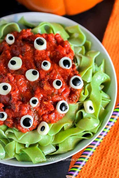 Eyeball Pasta (Halloween Dinner Idea) - Spend With Pennies Halloween Appetizers For Adults, Scary Halloween Food, Menu Halloween, Halloween Finger Foods, Halloween Appetizers Easy, Halloween Food Dinner, Kids Halloween Food, Halloween Party Appetizers, Halloween Food Desserts