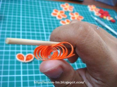 Tutorials on how to make a quilled Malaysian flower Quilling Instructions, Quilling Comb, Arte Quilling, Paper Quilling Tutorial, Paper Quilling Flowers, Origami And Quilling, Quilled Jewellery, Quilled Creations, Quilling Tutorial