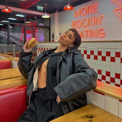 Eating Pizza Pose, Diner Photoshoot Ideas, Retro Diner Photoshoot, Diner Pictures, Restaurant Photoshoot Ideas, Diner Photoshoot, Edie Rose, Street Fashion Photoshoot, Diner Aesthetic