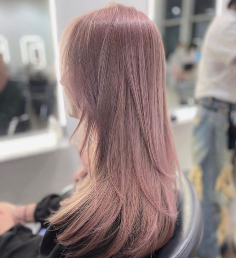 “Rose milk tea” hair is the tantalising colour to ask for at your next hair salon visit – Beauty magazine for women in Malaysia – Beauty tips, discounts, trends and more Pink Milk Tea Hair, Tea Hair Color, Milk Tea Hair Color, Rose Milk Tea, Hair Tea, Beige Hair, Korean Hair Color, Rose Milk, Hair Milk